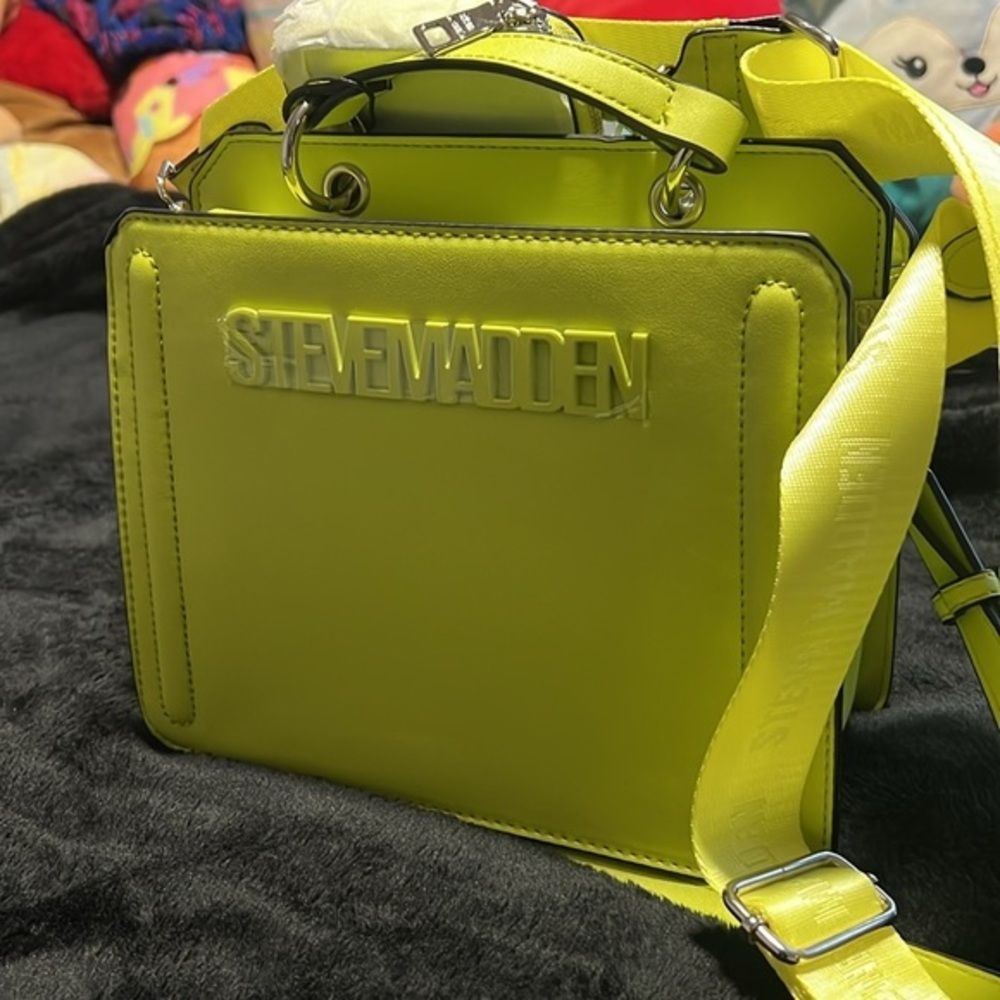 Steve Madden Bevelyn Satchel in Cyber Lime
No longer has tags